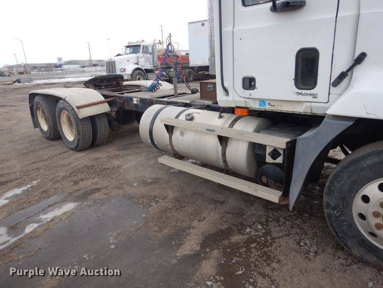 image for item GW9610 2002 Mack CX semi truck