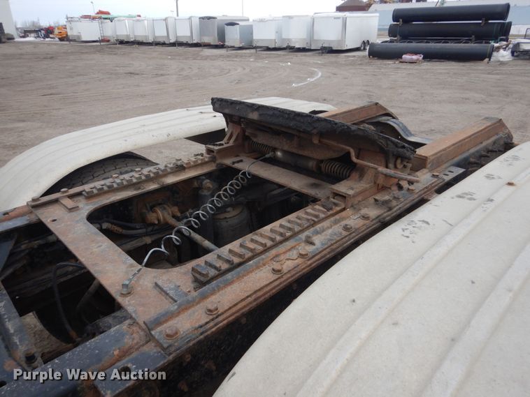 image for item GW9610 2002 Mack CX semi truck