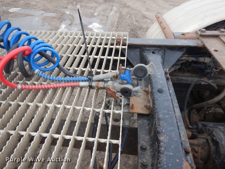 image for item GW9610 2002 Mack CX semi truck