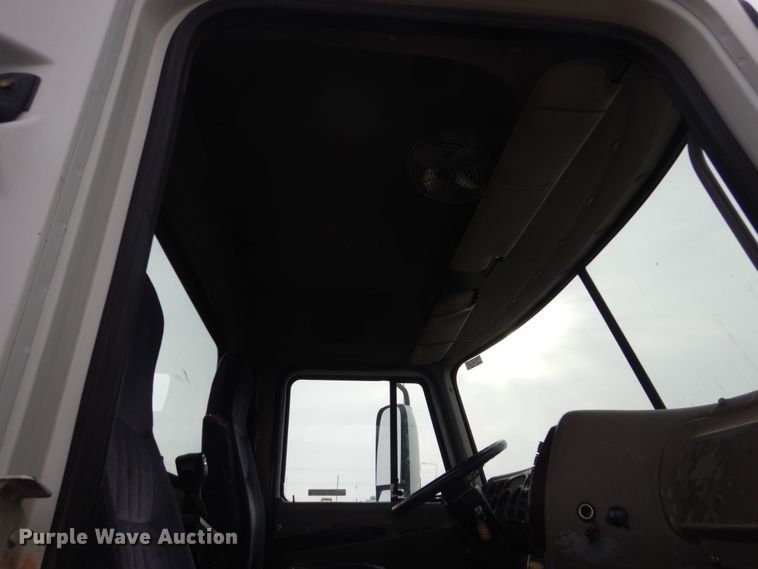 image for item GW9610 2002 Mack CX semi truck