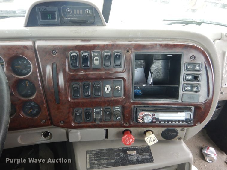 image for item GW9610 2002 Mack CX semi truck