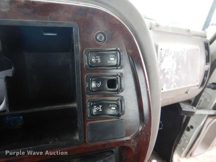 image for item GW9610 2002 Mack CX semi truck