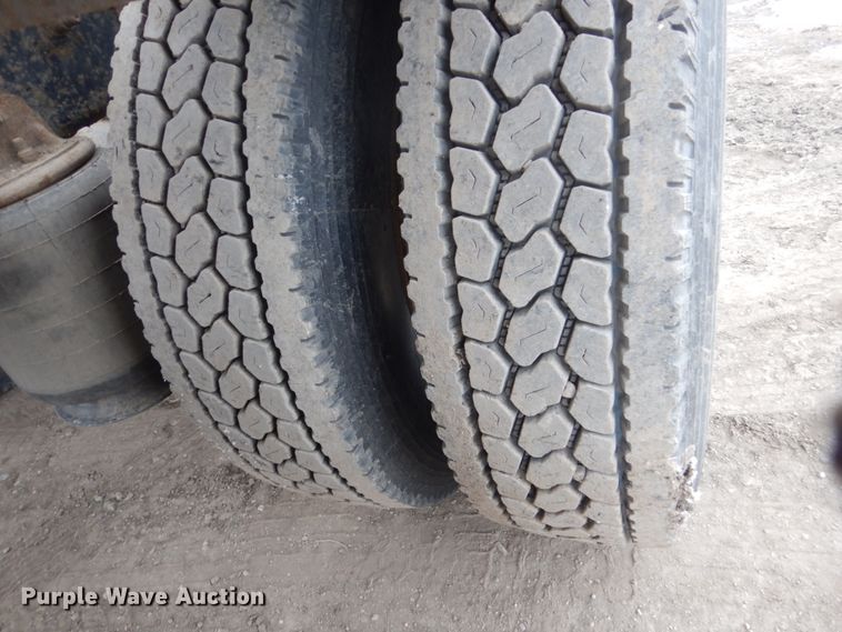 image for item GW9610 2002 Mack CX semi truck