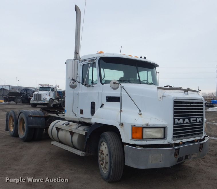 image for item GW9611 1995 Mack CH613 semi truck