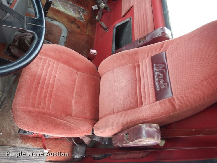 image for item GW9611 1995 Mack CH613 semi truck