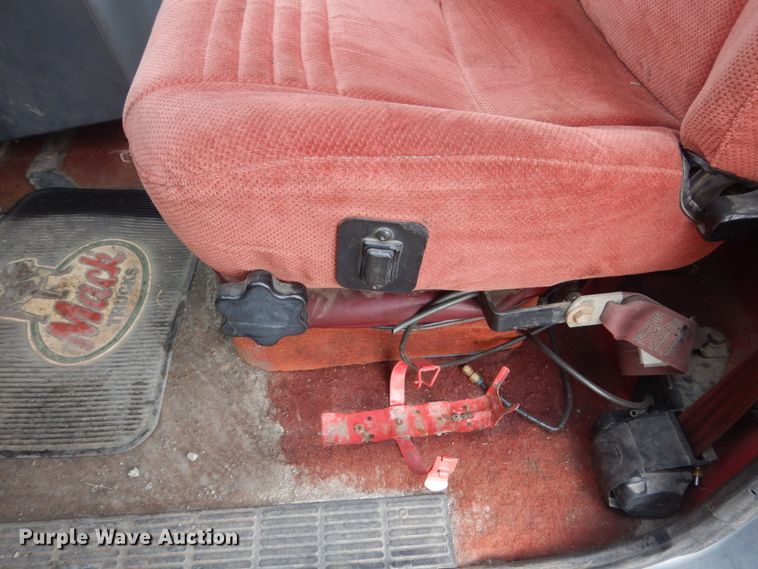 image for item GW9611 1995 Mack CH613 semi truck