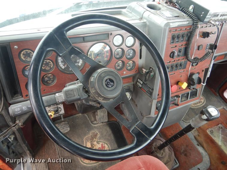 image for item GW9611 1995 Mack CH613 semi truck