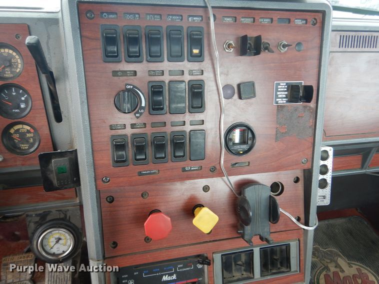 image for item GW9611 1995 Mack CH613 semi truck