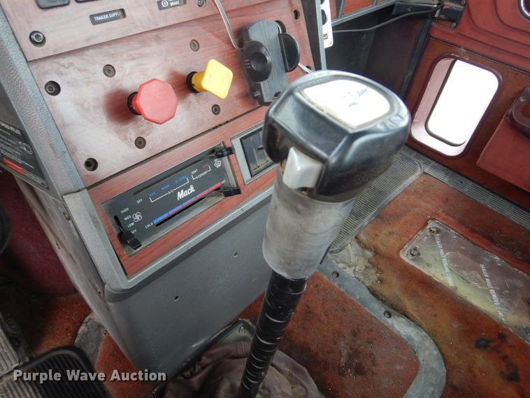 image for item GW9611 1995 Mack CH613 semi truck