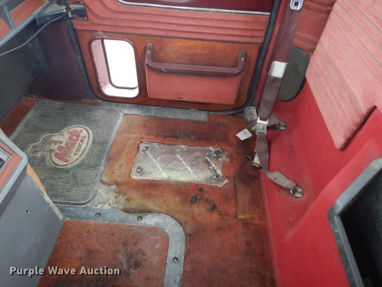 image for item GW9611 1995 Mack CH613 semi truck