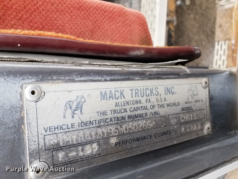 image for item GW9611 1995 Mack CH613 semi truck