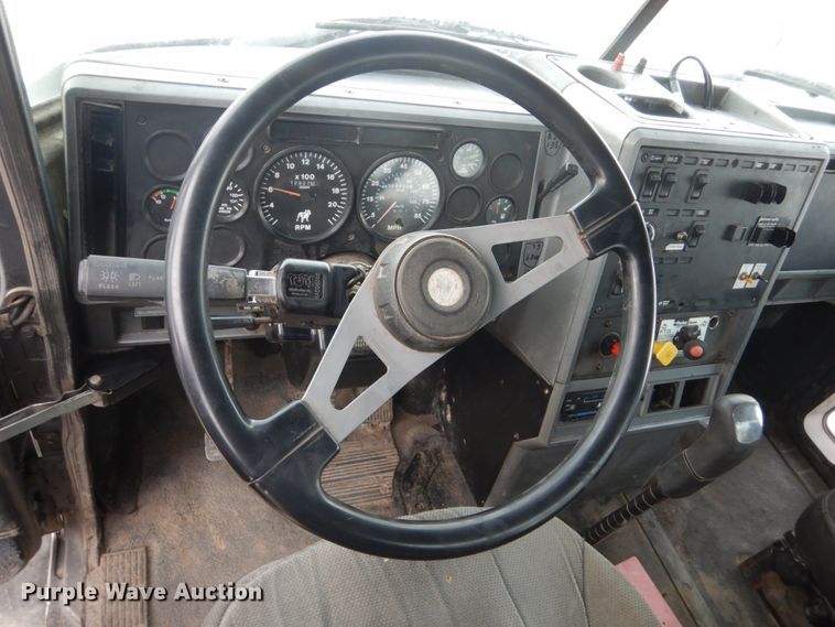 image for item GW9612 1999 Mack CH613 semi truck