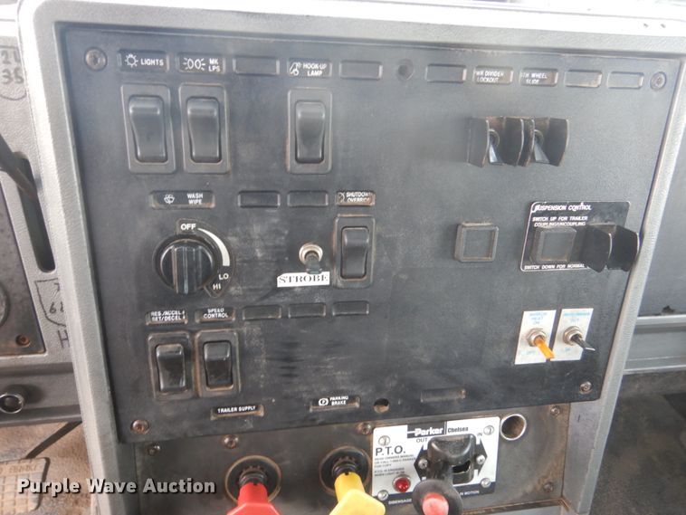 image for item GW9612 1999 Mack CH613 semi truck