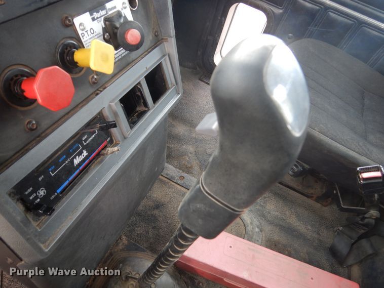 image for item GW9612 1999 Mack CH613 semi truck