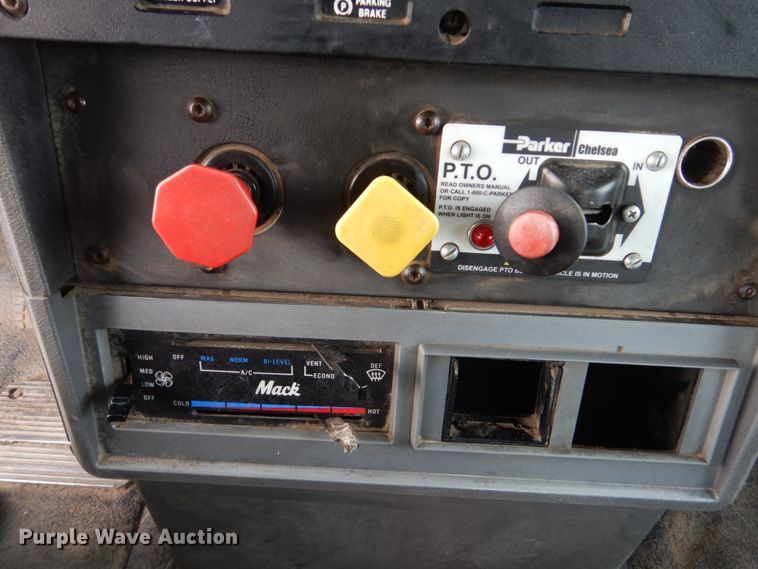 image for item GW9612 1999 Mack CH613 semi truck