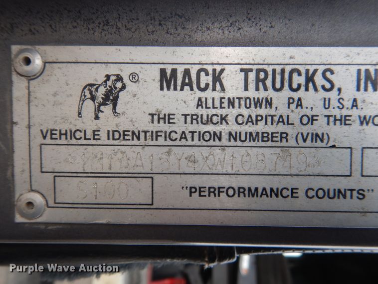 image for item GW9612 1999 Mack CH613 semi truck