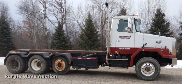 image for item GW9708 2000 Volvo Autocar roll-off container truck