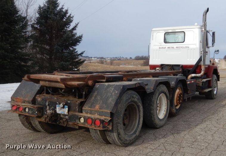 image for item GW9708 2000 Volvo Autocar roll-off container truck