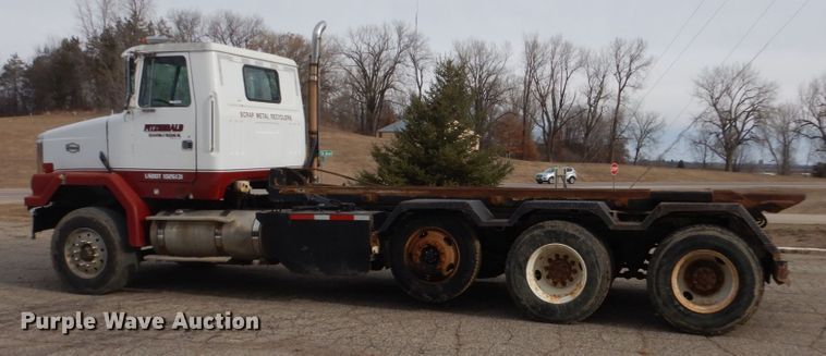 image for item GW9708 2000 Volvo Autocar roll-off container truck