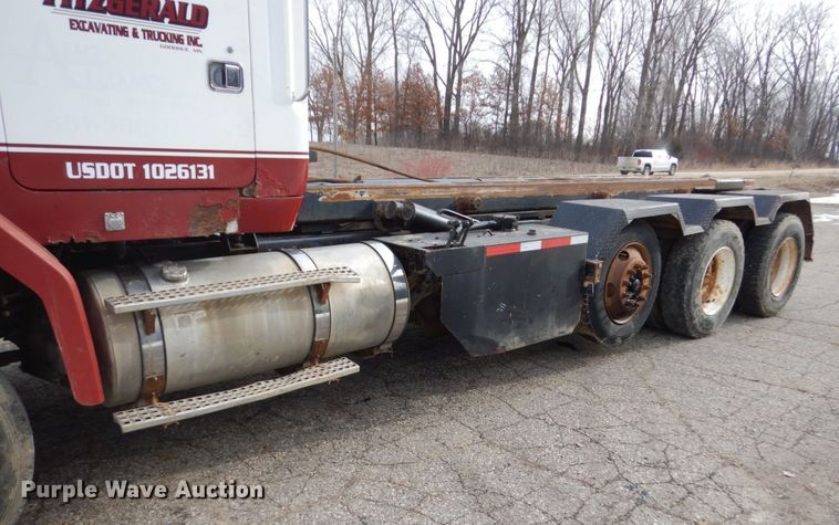 image for item GW9708 2000 Volvo Autocar roll-off container truck