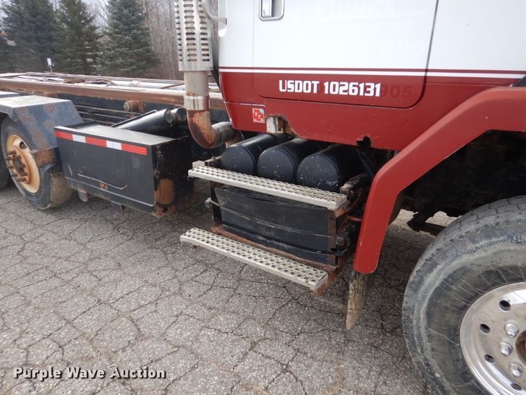 image for item GW9708 2000 Volvo Autocar roll-off container truck