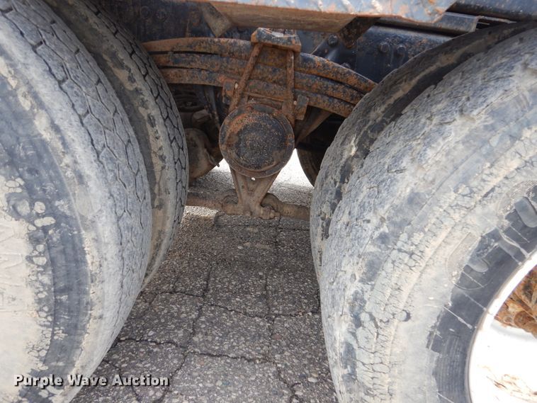 image for item GW9708 2000 Volvo Autocar roll-off container truck