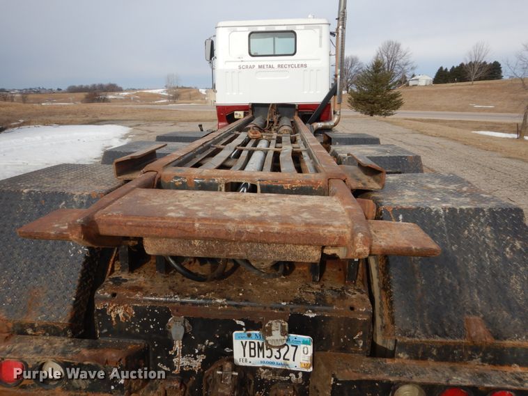 image for item GW9708 2000 Volvo Autocar roll-off container truck