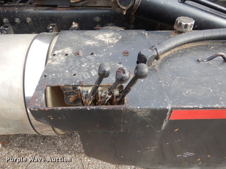 image for item GW9708 2000 Volvo Autocar roll-off container truck