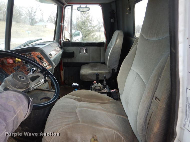 image for item GW9708 2000 Volvo Autocar roll-off container truck