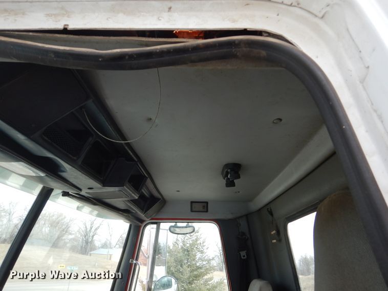 image for item GW9708 2000 Volvo Autocar roll-off container truck