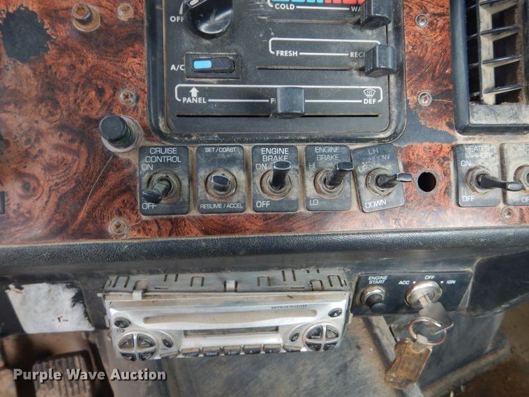 image for item GW9708 2000 Volvo Autocar roll-off container truck