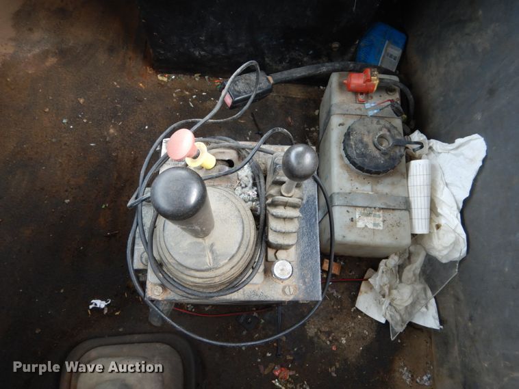 image for item GW9708 2000 Volvo Autocar roll-off container truck