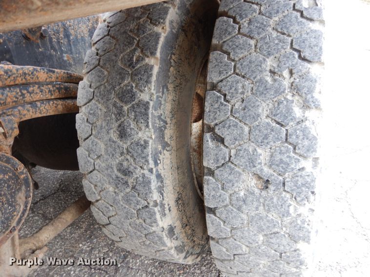 image for item GW9708 2000 Volvo Autocar roll-off container truck