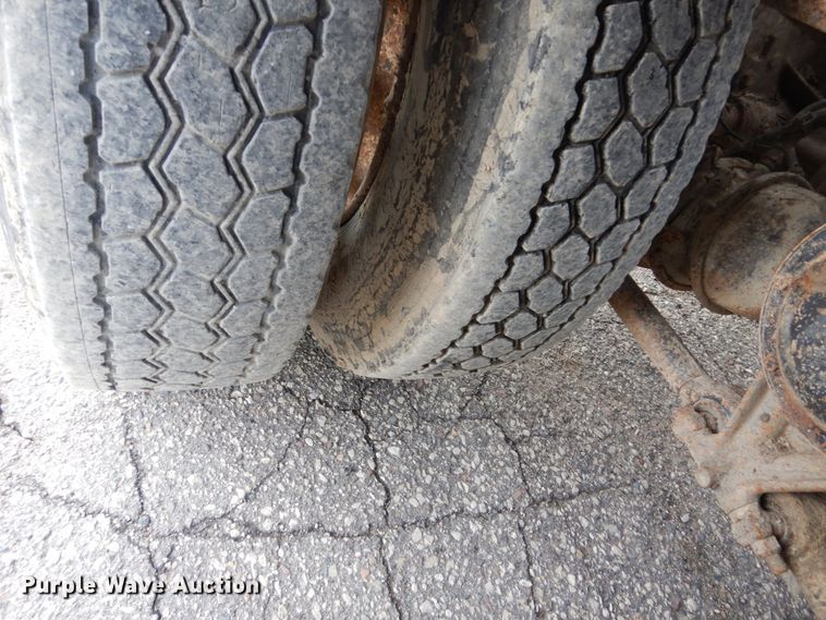 image for item GW9708 2000 Volvo Autocar roll-off container truck