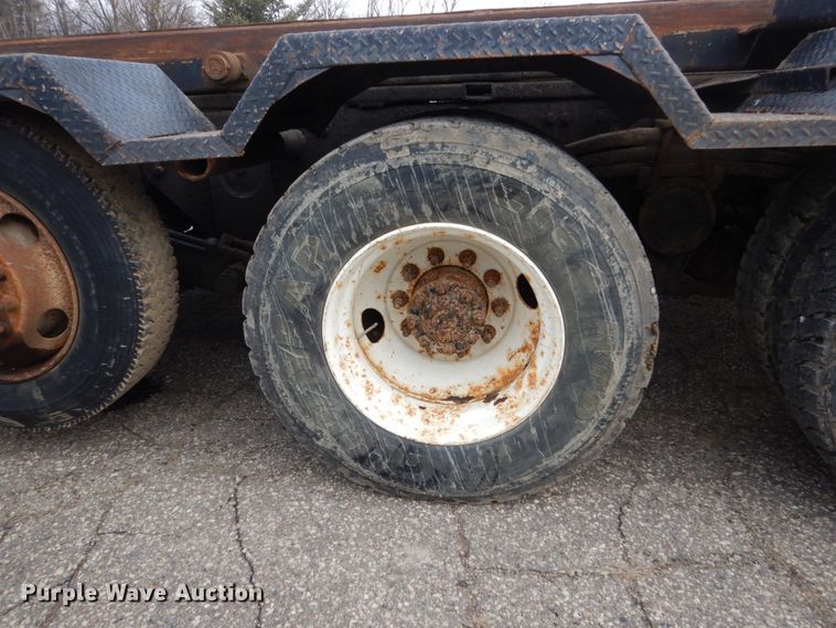 image for item GW9708 2000 Volvo Autocar roll-off container truck