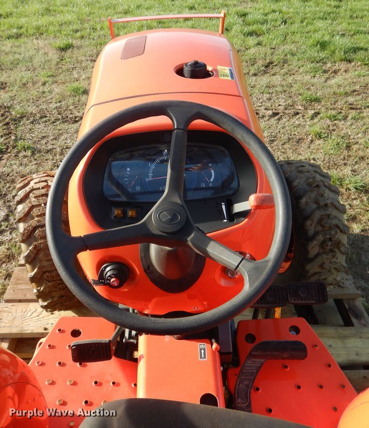 image for item ES9539 2016 Kubota L3301D MFWD tractor