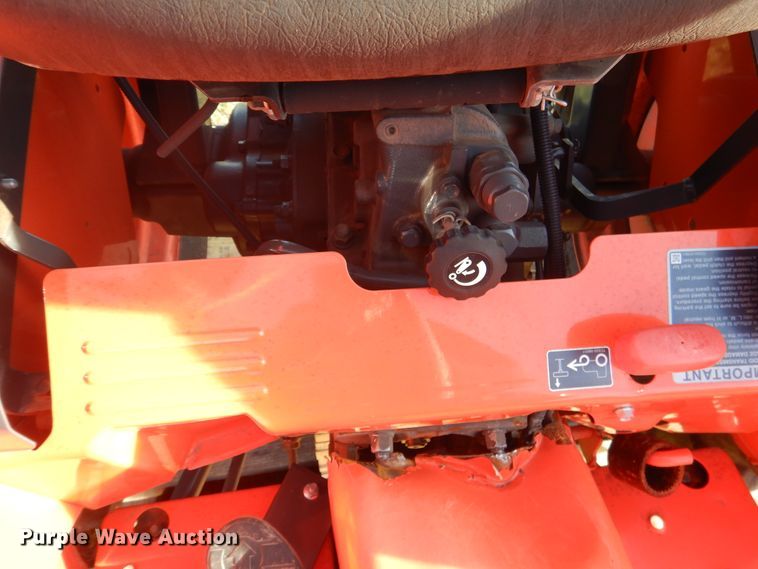 image for item ES9539 2016 Kubota L3301D MFWD tractor