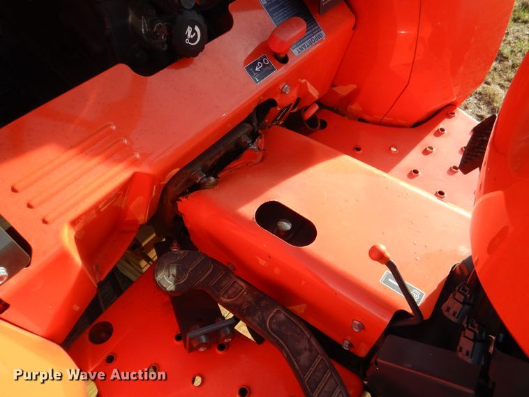 image for item ES9539 2016 Kubota L3301D MFWD tractor