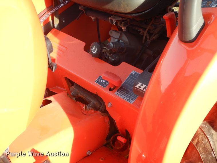 image for item ES9539 2016 Kubota L3301D MFWD tractor