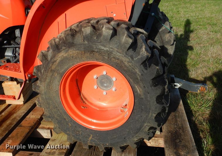 image for item ES9539 2016 Kubota L3301D MFWD tractor