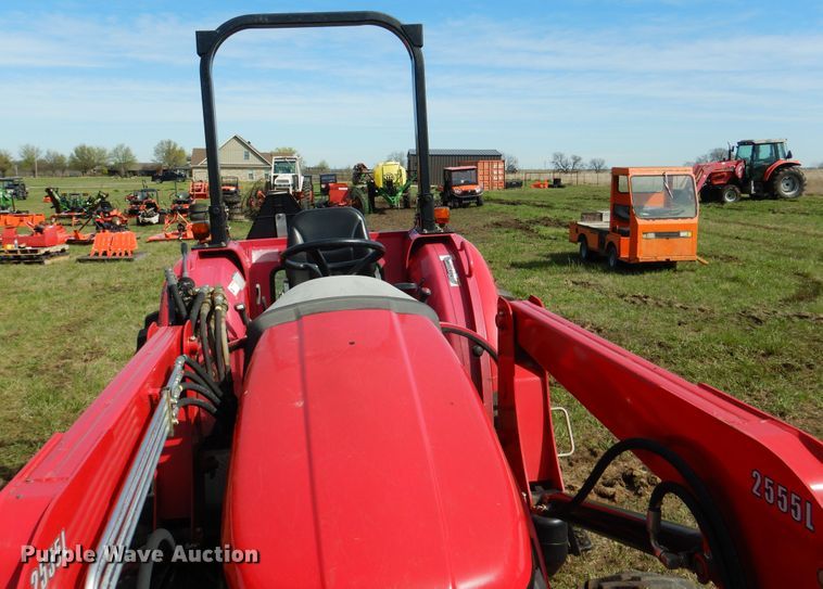 image for item ES9551 2014 Mahindra 2555 MFWD tractor
