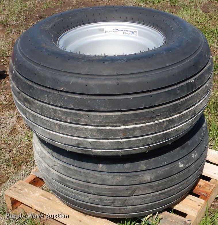 (2) Carlisle Farm Specialist HF1 31X13.5015NHS tires and wheels in