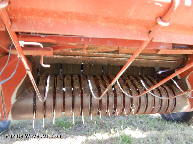 image for item ES9573 2000 Hesston 555 round baler