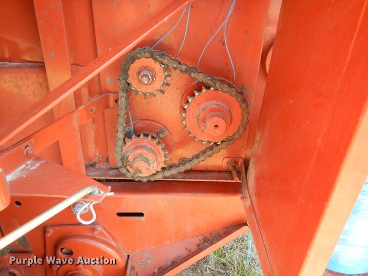 image for item ES9573 2000 Hesston 555 round baler