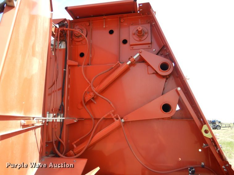 image for item ES9573 2000 Hesston 555 round baler