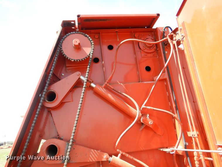 image for item ES9573 2000 Hesston 555 round baler