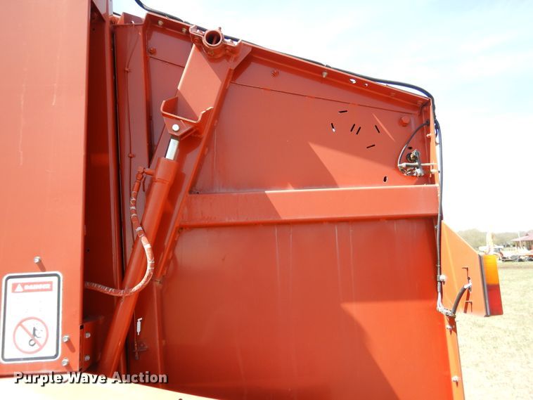 image for item ES9573 2000 Hesston 555 round baler