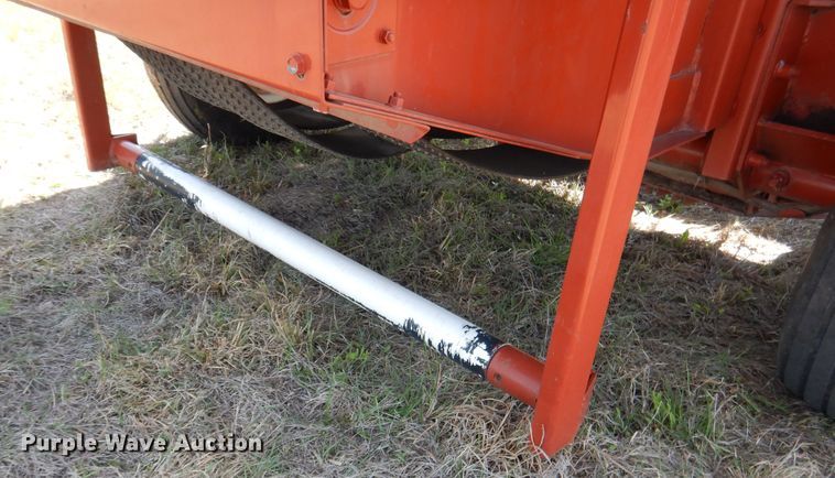 image for item ES9573 2000 Hesston 555 round baler