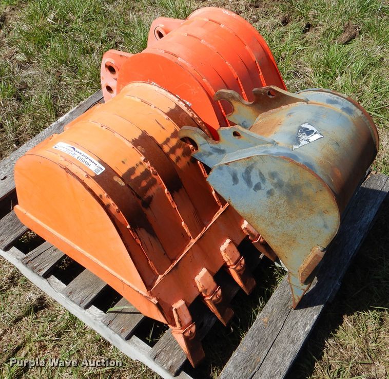(3) Kubota backhoe/excavator buckets in Davis, OK Item ES9586 sold