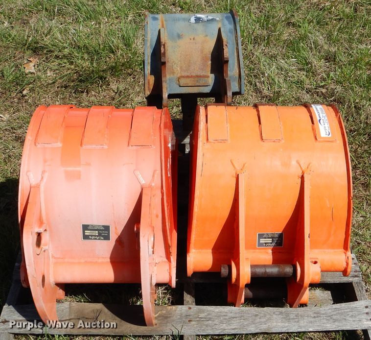 (3) Kubota backhoe/excavator buckets in Davis, OK Item ES9586 sold